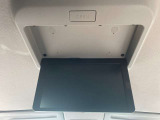 後席モニターがついています。走行中でもTV視聴やDVD鑑賞など後席の方は退屈しませんね