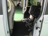 普通の車の後席は燃料タンクの上にある。でもNBOXはそこに燃料タンクがなく後席の下は空いてます。ここを活かす座面の跳ね上げ機構大きな荷物も入る空間がつくれます。