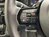 ステアリングにオーディオ操作スイッチが付いています。オーディオ画面に直接タッチしなくても操作が出来ますので、運転に集中できます。