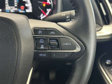 前方の車との車間を設定し、スピードを上げたり緩めたりを自動で行ってくれる追尾式の「レーダークルーズ」。上級装備の一つです!高級車にしかつかない嬉しい機能です。