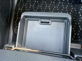 助手席下部にサンダル等小物が入るシートアンダートレー収納BOXが有ります。