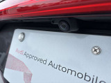 ●リアビューカメラ『入車経路を算出し、ガイドラインと補助線をディスプレイに表示します。同時にバンパーに内蔵のセンサーが障害物を感知し音で注意を促します。後方の死角も安心していただけます。』