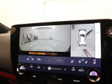 車両の前後左右に搭載したカメラから取り込んだ映像を合成し、車両を上から見た様な映像をナビゲーション画面に表示する事が出来る、パノラミックビューモニター