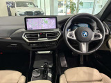 コックピットは、BMWらしくセンター・コンソールがドライバーに向けて傾けられた設計になっています。