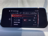 レーンキープ・アシスト・システム (LAS) 自車が車線から逸脱する可能性があることを知らせるとともに、ハンドル操作をアシストすることにより車線からの逸脱回避を支援する装置です