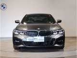 【キドニーグリル】BMWは約90年もの間、ほぼ全ての車両にひと目でBMWだと分かるこの特徴的なフロントグリルが備えられ、デザイン・アイコンとして親しまれてきました。
