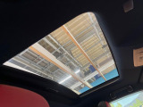【サンルーフ】開放感たっぷりの希少装備、サンルーフが装着されています!車内に明かりを取り入れたり景色を楽しむ以外にも、車内の空気も簡単に換気できて快適です!