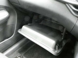助手席前には車検証の収納に便利なグローブBOXが備わっています。