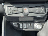 車内の温度管理がワンタッチで簡単に出来るのがオートエアコンです。これでいつでも快適ドライブが出来ますね!前席にはシートヒーター付きです
