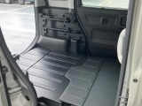 リヤシート!倒せばフラットな荷室に