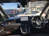 【運転席・インパネまわり】ハンドル・シート・フロアーなど隅々までプロによるクリーニング済み☆彡キレイな車内でドライブが一層快適にお楽しみいただけます!!