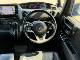 【純正革巻きステアリング】上質な革を使用することで、手にしっかり馴染みとても運転しやすいハンドルです♪