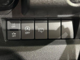 【アイドリングストップ】赤信号や渋滞で停車した際にエンジンを停止し、無駄な燃料の消費を抑えます。燃費向上や環境保護につなげる機能♪エンジンはブレーキを離せば再始動します。