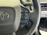 前方の車との車間を設定し、スピードを上げたり緩めたりを自動で行ってくれる追尾式の「レーダークルーズ」。上級装備の一つです!高級車にしかつかない嬉しい機能です。