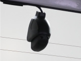 ◆リアにもドライブレコーダーを装備しております◆映像・音声などを記録する自動車用の装置です。もしもの事故の際の記録はもちろん、旅行の際の思い出としてドライブの映像を楽しむことができます。