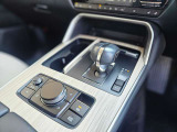 【オートブレーキホールド】停車中にブレーキペダルから足を放しても、ブレーキを自動的に制御して、車両の停車状態を保持する機能です。信号待ちなどの停車時に運転者の負担を軽減します。