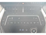 オートエアコン搭載です。温度を設定しておけば後は車が自動で風量などを調節してくれます。