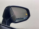 ウインカーミラーにはBSM(ブラインドスポットモニター)を搭載。隣を走る車両が死角に入るとLEDインジケーターを点灯。また、ウィンカーを出すとインジケーターも光って点滅!注意を促してくれます