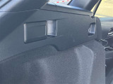 シートを外して室内をすみずみまで洗浄&消臭。ボディやタイヤはもちろん、エンジンルームまで洗浄しています。