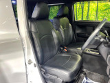 運転席まわりには十分なスペースがあり、大柄な方でもゆったり運転していただける環境です。