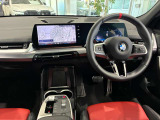 コックピットは、BMWらしくセンター・コンソールがドライバーに向けて傾けられた設計になっています。