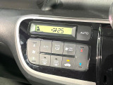 【オートエアコン】一度お好みの温度に設定すれば、車内の温度を検知し風量や温度を自動で調整。暑い&hellip;寒い&hellip;と何度もスイッチ操作をする必要はありません。快適な車内空間には必須の機能ですね♪