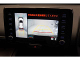 車の前後左右に取り付けられたカメラで、視線やバックモニターでは死角となる前方や真横も確認できます。狭い駐車スペースもスムーズに駐車できます。