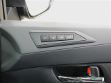 運転席シートポジションメモリーでスイッチを押すだけでシートが設定したポジションに動くので便利です!