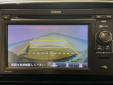 【バックカメラ】運転が苦手な方も車庫入れラクラクです!ギアをリバースに入れれば自動的に切り換わりますので、面倒な操作は不要です♪狭い駐車場もお車を傷つけず安心ですね!