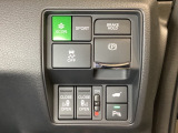 リアドアは乗り降りに便利な両側電動スライドドアです。また運転席に座っていながらスイッチ操作で自在にスライドドアを開け閉めできます。またHondaセンシング用のVSA解除スイッチを右側に装備しています。