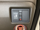 左側電動スライドドアは運転席からでも操作ができるように、ハンドル付近に開閉の操作スイッチが付いています。