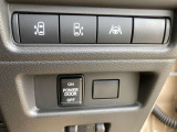 各種安全装置のスイッチが、運転席右側に配置されております。