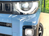 【LEDヘッドライト】悪天候や夜間走行時も良好な視界を確保し安心して運転できる高輝度LEDヘッドライトを装備!点灯速度が早く、消費電力も抑えられています。