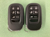 スマートキー付きですからドアロックの開閉およびエンジンスタートが楽々です。電動スライドドアの開け閉めもボタンで操作できます。ボタン操作でトランクが開けられる電動テールゲートのボタンもついています。