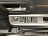 電動格納式リモコンドアミラーと、パワーウィンドウスイッチ等は運転席ドアにあります。