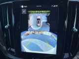 【360&deg;ビューカメラ】4台の高解像度カメラで360度の鳥瞰図を表示。隣の車や壁、死角にある障害物などを画面で確認できるため、狭いスペースでの駐車・出入りも安心です。