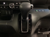 CVT車のセレクトレバーです。低速から高速まで、変速ショックのないスムーズな走りを実現するとともに、エンジン効率のよい領域を維持することで燃費にも貢献します。