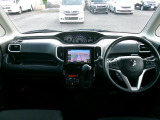 大きなフロントガラスで広々とした視界の運転席まわりです。