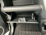 【グローブボックス】収納スペースが沢山あるので車内が散らからずに助かります。ちょっとした物を入れるのにいいですね♪