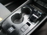 運転席助手席で使用できるドリンクホルダーです。