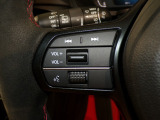 【ステアリングリモコン】ステアリングにオーディオ調節可能なスイッチが装備されていますので運転中でも視線をそらさずにオーディオの調節が可能です!