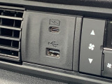USBジャック搭載しております。純正ナビと連動しているため、接続機器の充電をするとともに音楽再生も可能です!お気に入りのプレイリストを再生して楽しくドライブできますよ!
