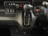 CVT車のセレクトレバーです。低速から高速まで、変速ショックのないスムーズな走りと、エンジン効率のよい領域を維持して燃費にも貢献します。サイドブレーキはスイッチ操作の電子制御パーキングブレーキ。