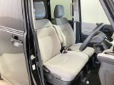 【運転席・助手席転席】運転席の足もともゆったりで長距離ドライブでも快適に★