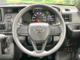 インテリアに合わせたデザインのステアリングは、運転される方のことも考え、運転しやすい形状、大きさです。是非一度、実際に触ってお確かめください。