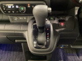 CVT車のセレクトレバーです。低速から高速まで、変速ショックのないスムーズな走りを実現するとともに、エンジン効率のよい領域を維持することで燃費にも貢献します。