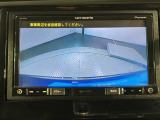 リバースギアに入れるだけで後方の表示へ切り替わります。夜間や雨の日の駐車も楽になりますよ。