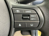アクセルから足を離しても設定したスピードを保ち走行し、高速道路での疲労軽減に役立つクルーズコントロール付きです!