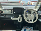 シンプルで実用的なインパネ。車速など情報を表示する【ヘッドアップディスプレイ】を搭載。