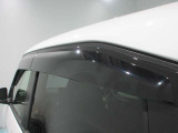 サイドビューをいっそう洗練されたスタイルに演出するプラスチックバイザー
